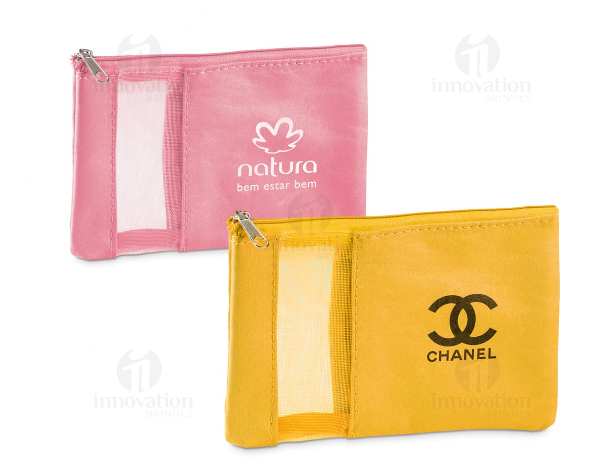 Necessaire feita de microfibra com vários bolsos para organização de objetos. Necessaire feita de microfibra com vários bolsos para organização de objetos.