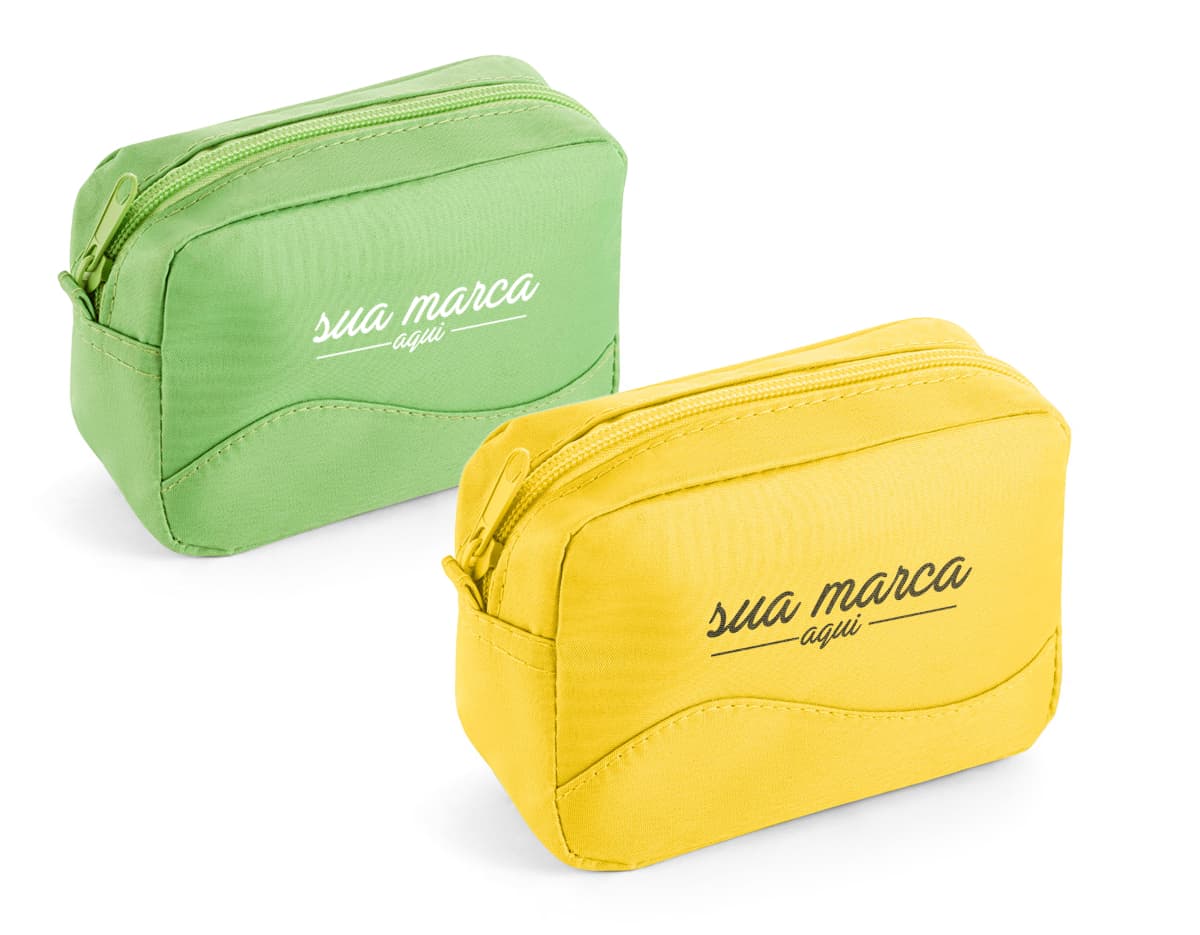 Necessaire em PVC preta com zíper. Necessaire em PVC preta com zíper.