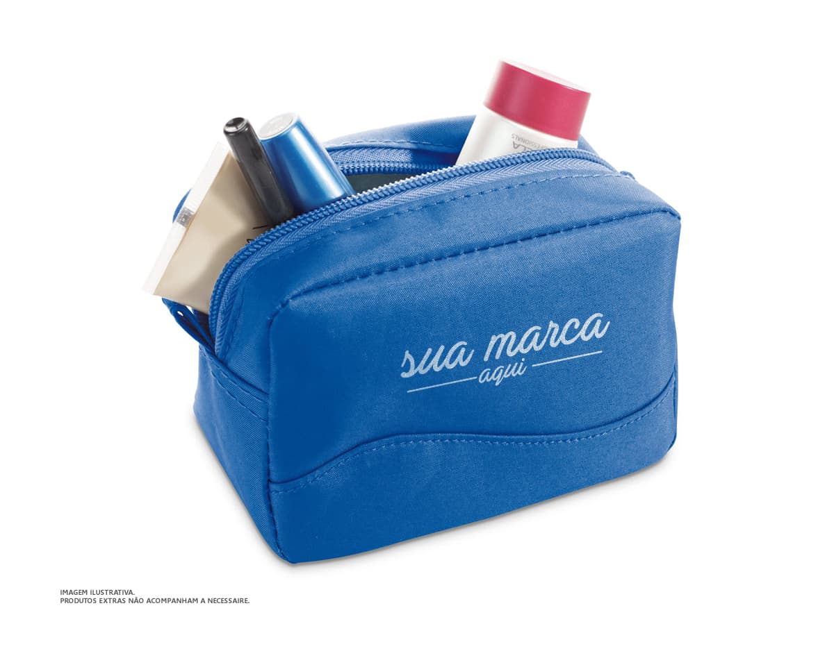 Necessaire em microfibra com fecho em destaque sobre um fundo branco. Necessaire em microfibra com fecho em destaque sobre um fundo branco.