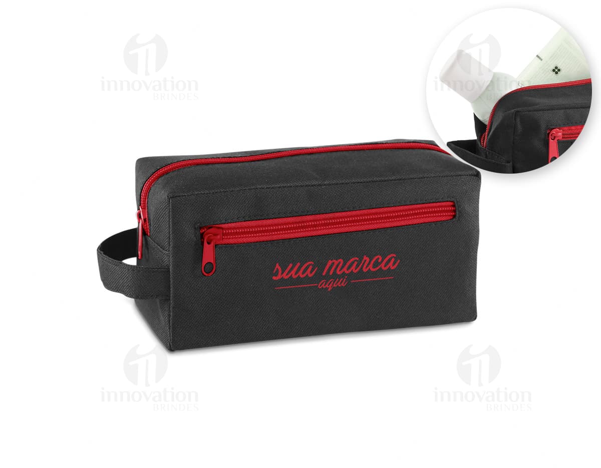Necessaire preta feita de tecido resistente 600D, com alça lateral e bolso frontal. Necessaire preta feita de tecido resistente 600D, com alça lateral e bolso frontal.