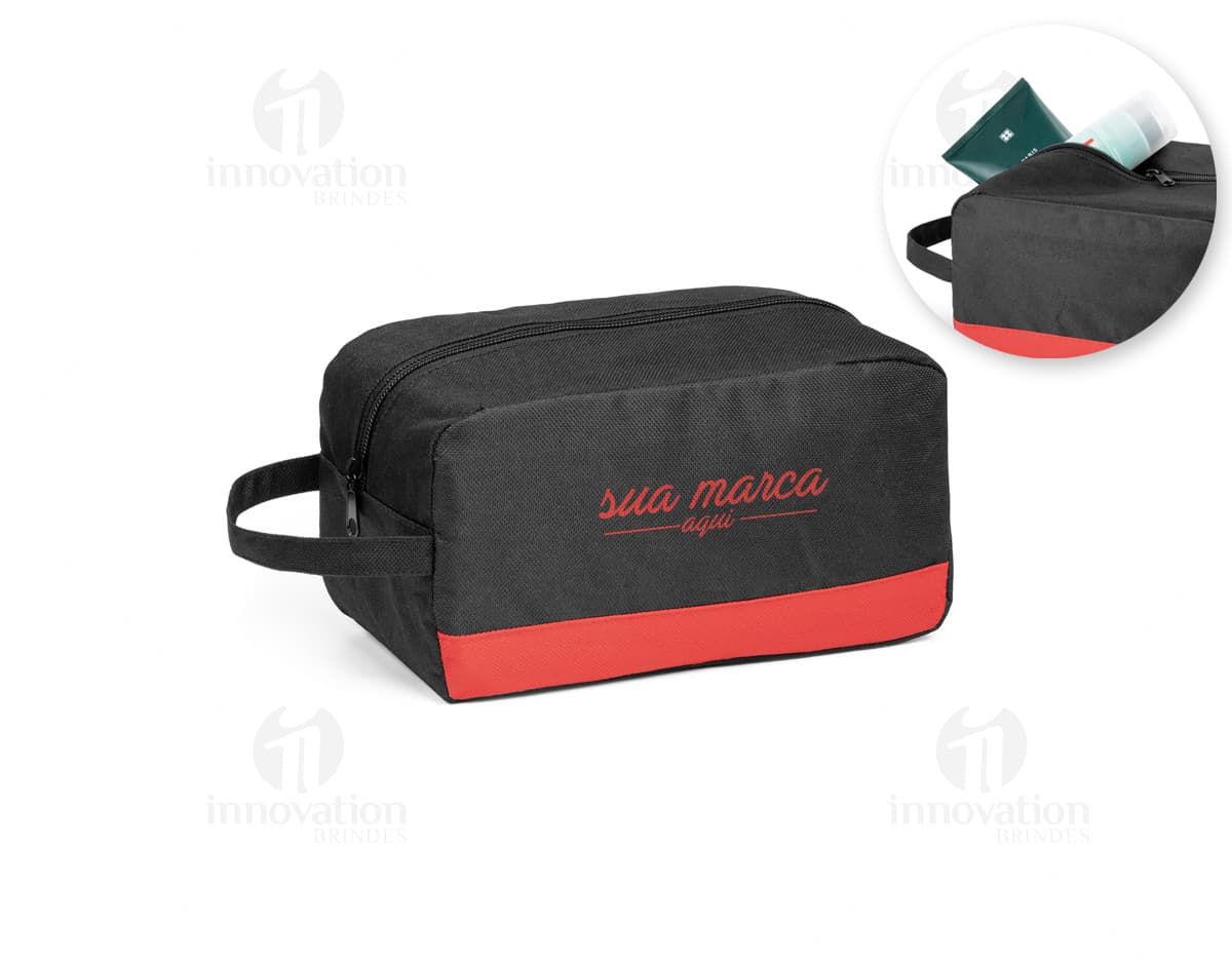 Nécessaire de PVC grande na cor rosa, com fecho em zíper e alça lateral. Nécessaire de PVC grande na cor rosa, com fecho em zíper e alça lateral.