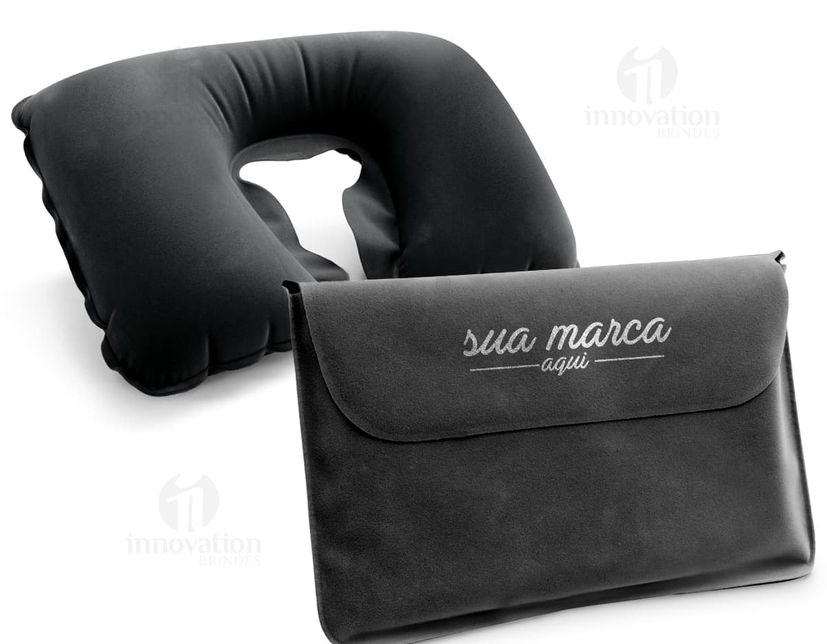 Almofada de pescoço de cor rosa, macia e com estampa de corações. Almofada de pescoço de cor rosa, macia e com estampa de corações.