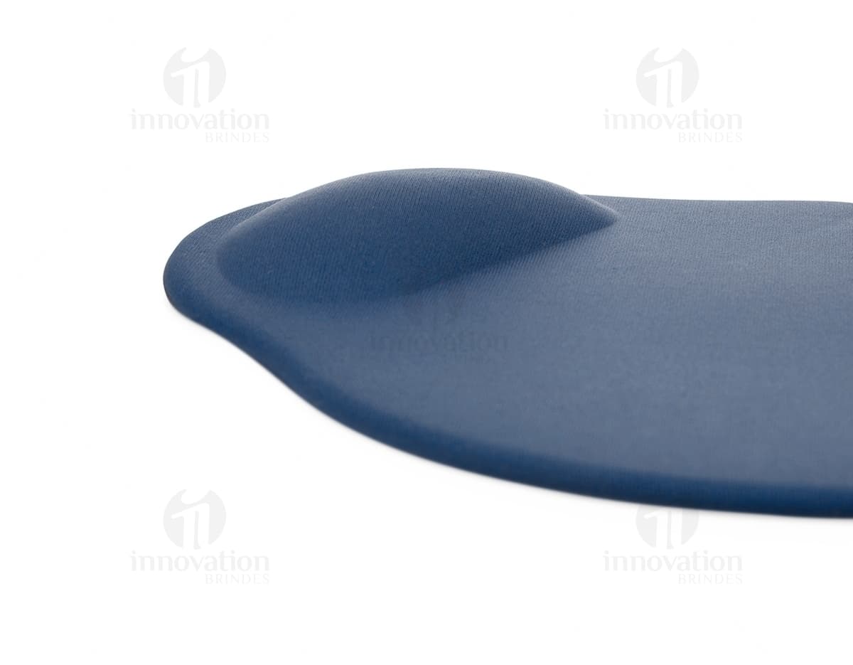 Mouse pad carregador de indução preto com superfície lisa e tecnologia de carregamento sem fio embutida. Mouse pad carregador de indução preto com superfície lisa e tecnologia de carregamento sem fio embutida.