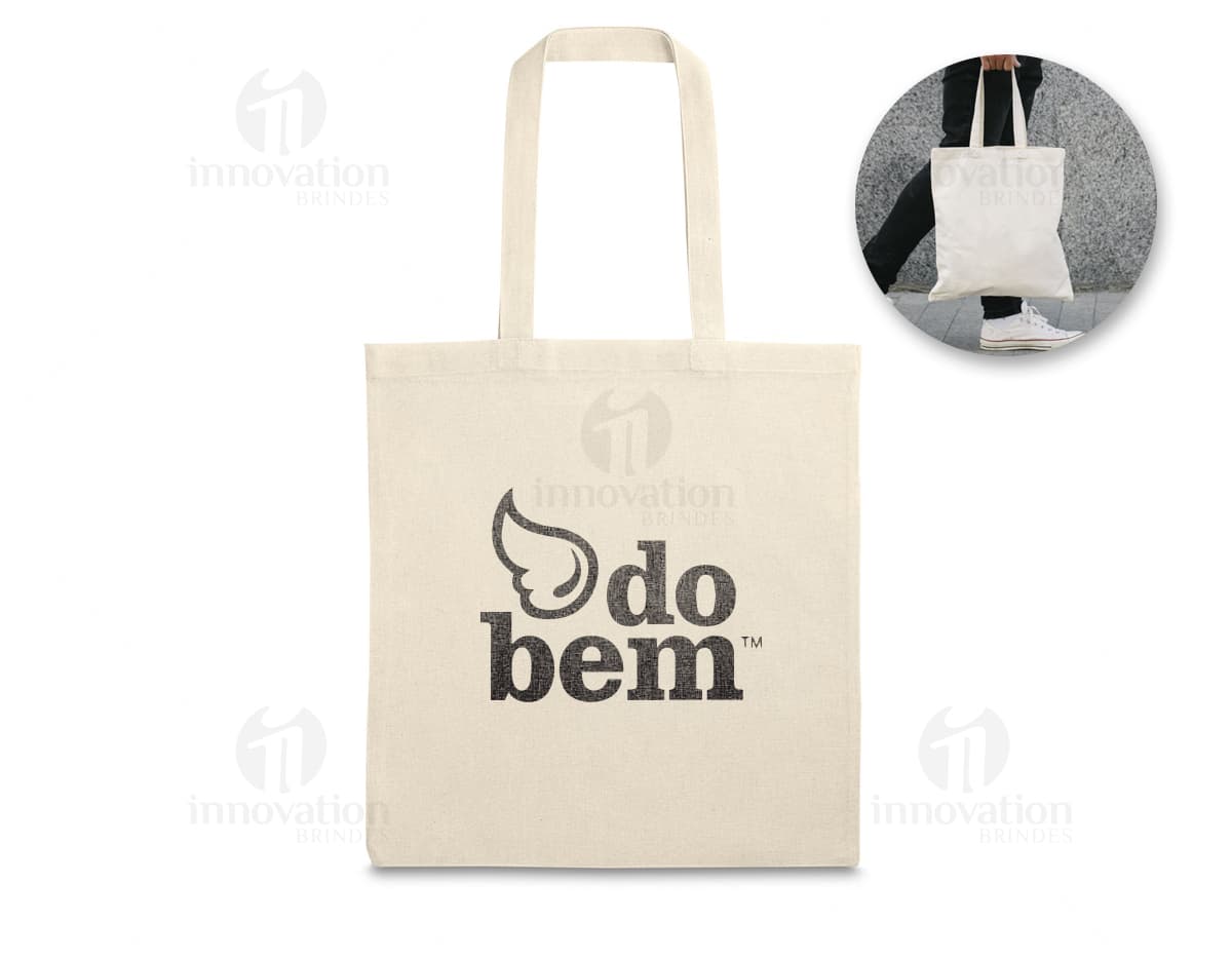 Sacola de algodão com alças costuradas em fundo branco. Sacola de algodão com alças costuradas em fundo branco.