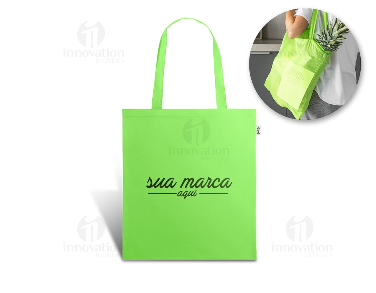 Saco dobrável de cor azul, com alças e fecho de cordão. Saco dobrável de cor azul, com alças e fecho de cordão.