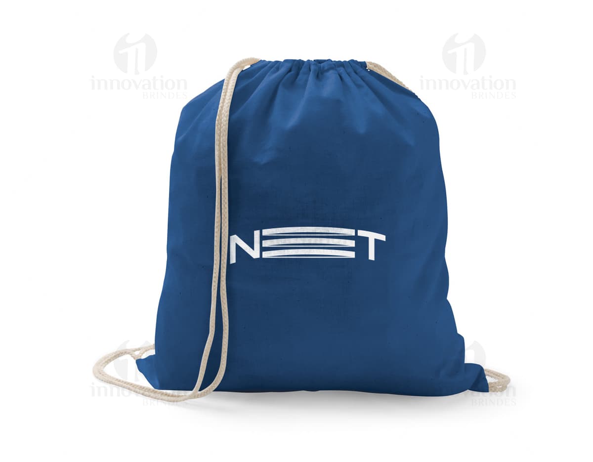 Sacola mochila de algodão orgânico 120g, em uma imagem com fundo amarelo. A bolsa está aberta e vazia, com um design vintage e textura grunge. No interior, há um envelope vazio, uma página em branco, um perfume e notas de dinheiro. A imagem transmite uma sensação de antigo e retrô, com elementos de comércio e finanças. Sacola mochila de algodão orgânico 120g, em uma imagem com fundo amarelo. A bolsa está aberta e vazia, com um design vintage e textura grunge. No interior, há um envelope vazio, uma página em branco, um perfume e notas de dinheiro. A imagem transmite uma sensação de antigo e retrô, com elementos de comércio e finanças.