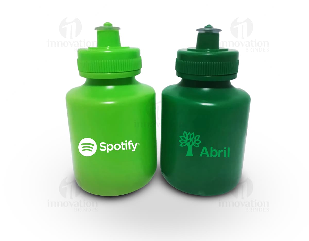 Garrafa de alumínio 650ml na cor prata, com tampa de rosca e design moderno. Garrafa de alumínio 650ml na cor prata, com tampa de rosca e design moderno.