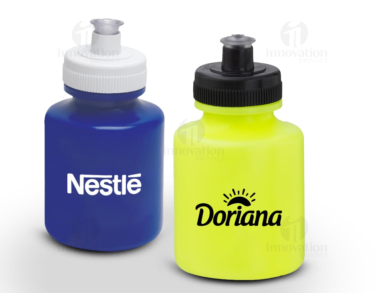 Squeeze plástico de 770ml na cor azul com tampa e bico emborrachado. Squeeze plástico de 770ml na cor azul com tampa e bico emborrachado.