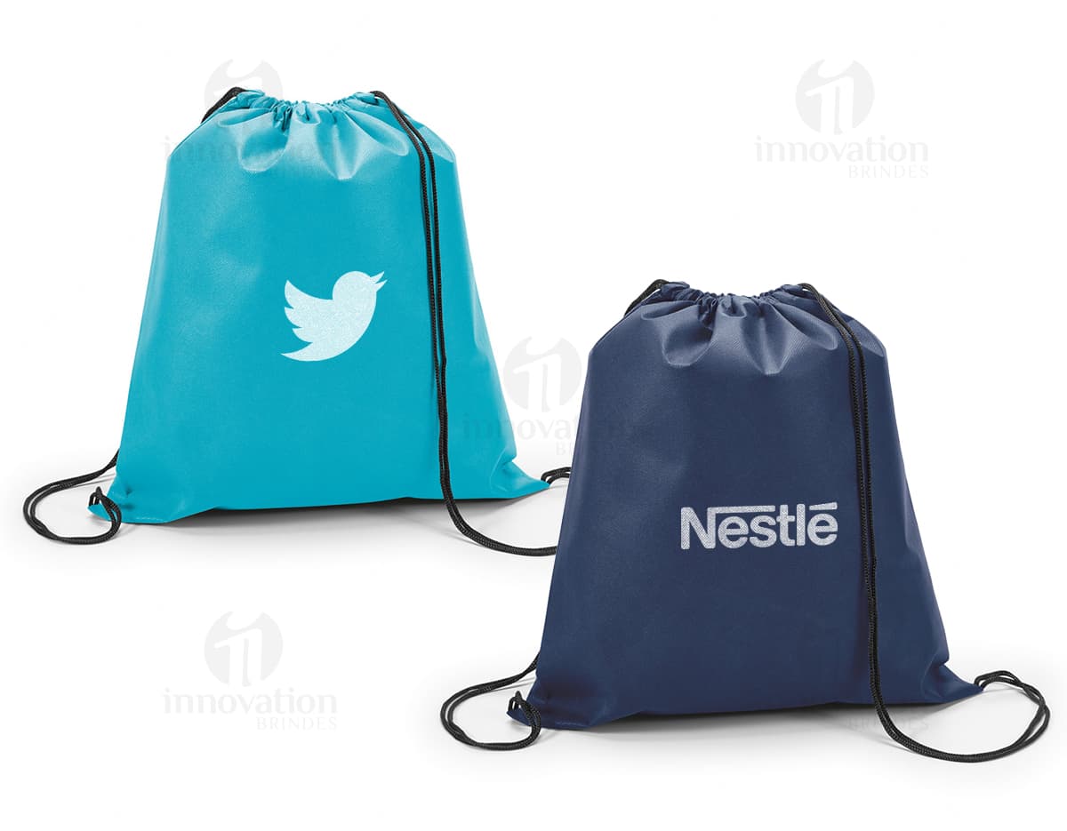 Mochila em nylon e poliéster resistente, preta, com zíper, alças de couro, com estilo moderno e elegante. Ideal para viagens, negócios ou uso casual. Mochila em nylon e poliéster resistente, preta, com zíper, alças de couro, com estilo moderno e elegante. Ideal para viagens, negócios ou uso casual.