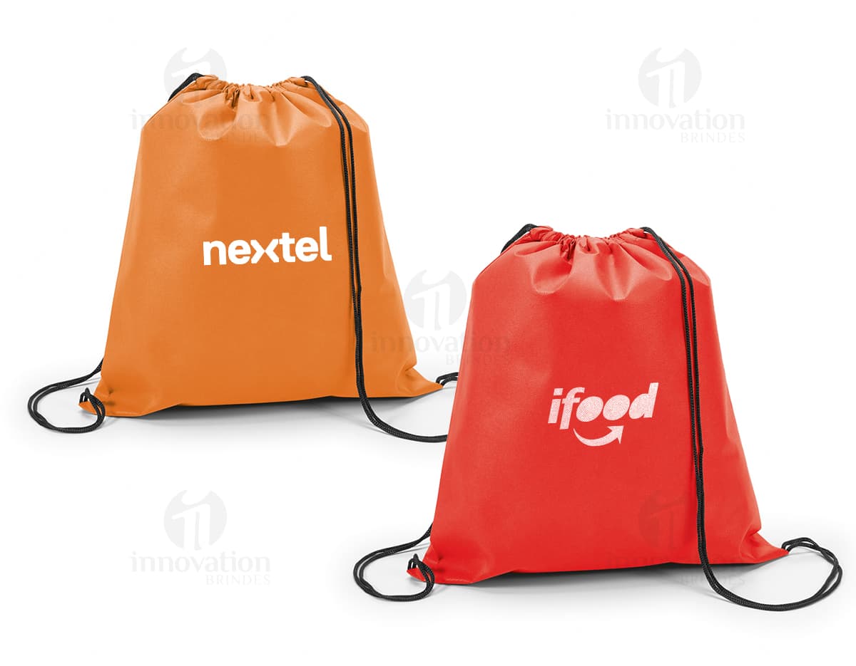 Sacola mochila non-woven de 80g com dimensões de 370x410. Sacola mochila non-woven de 80g com dimensões de 370x410.
