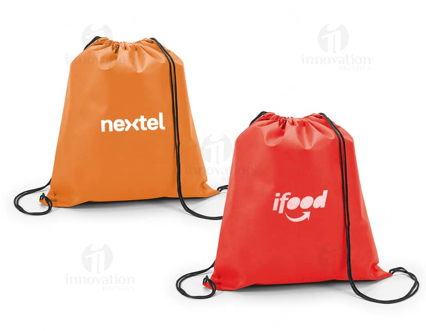 Kit com 6 porta copos variados em cores e estampas. Os porta copos são redondos e possuem uma camada de cortiça na parte inferior para não escorregar.