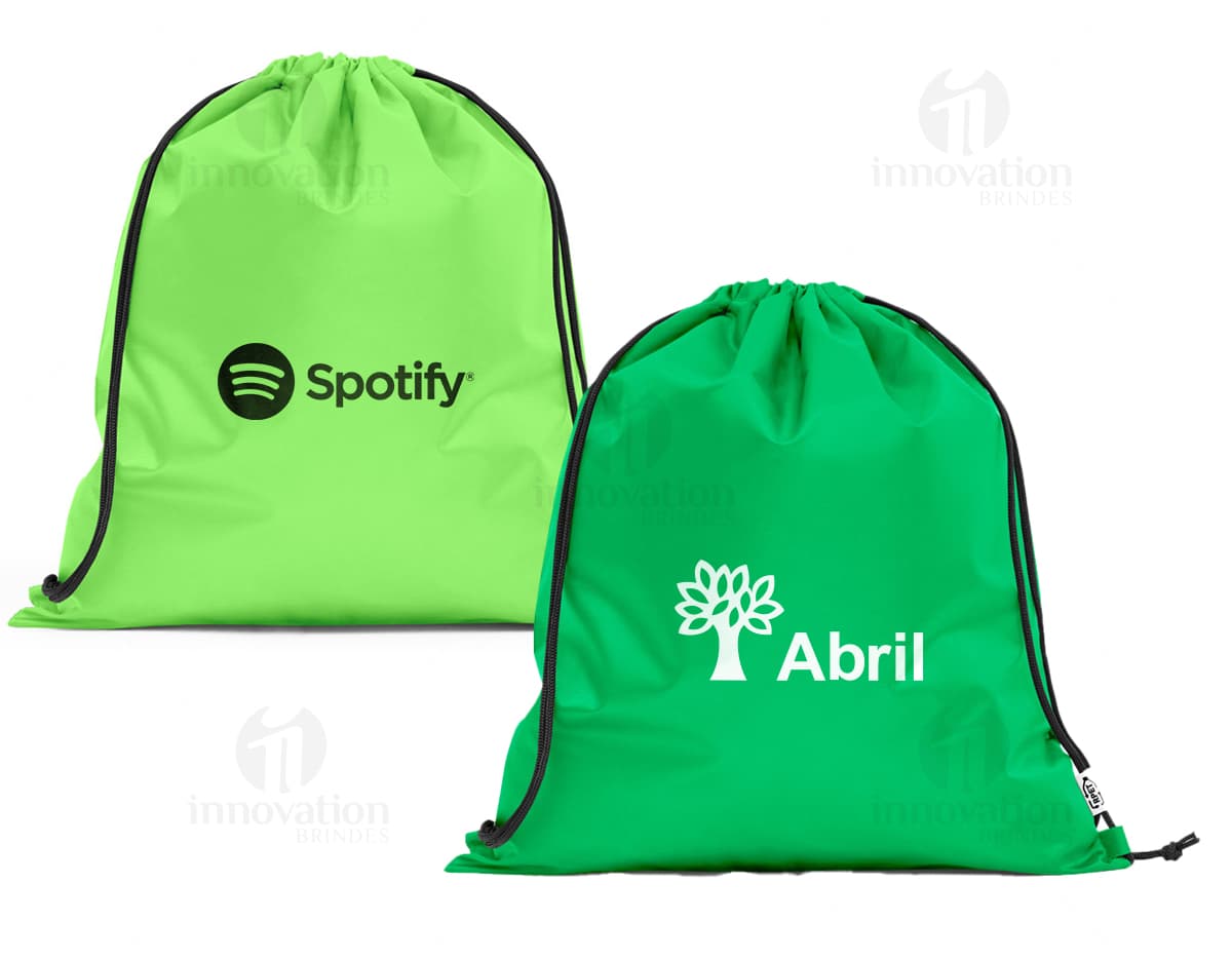 Sacola mochila feita de rPET 190T com alças de 40 cm. Sacola mochila feita de rPET 190T com alças de 40 cm.