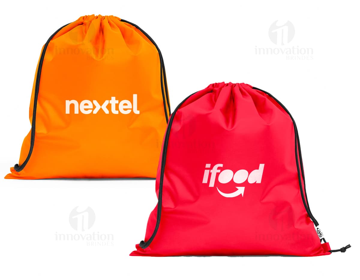 Sacola mochila feita com material rPET 190T, com alças de 40 cm de comprimento. Sacola mochila feita com material rPET 190T, com alças de 40 cm de comprimento.
