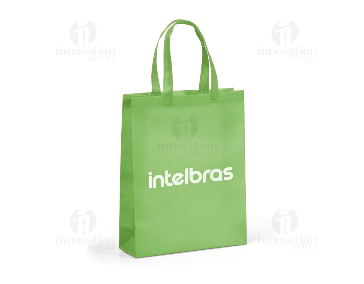 Sacola 320 x 380 mm na cor verde, feita de material resistente e durável, ideal para transporte de compras ou objetos diversos. Sacola 320 x 380 mm na cor verde, feita de material resistente e durável, ideal para transporte de compras ou objetos diversos.