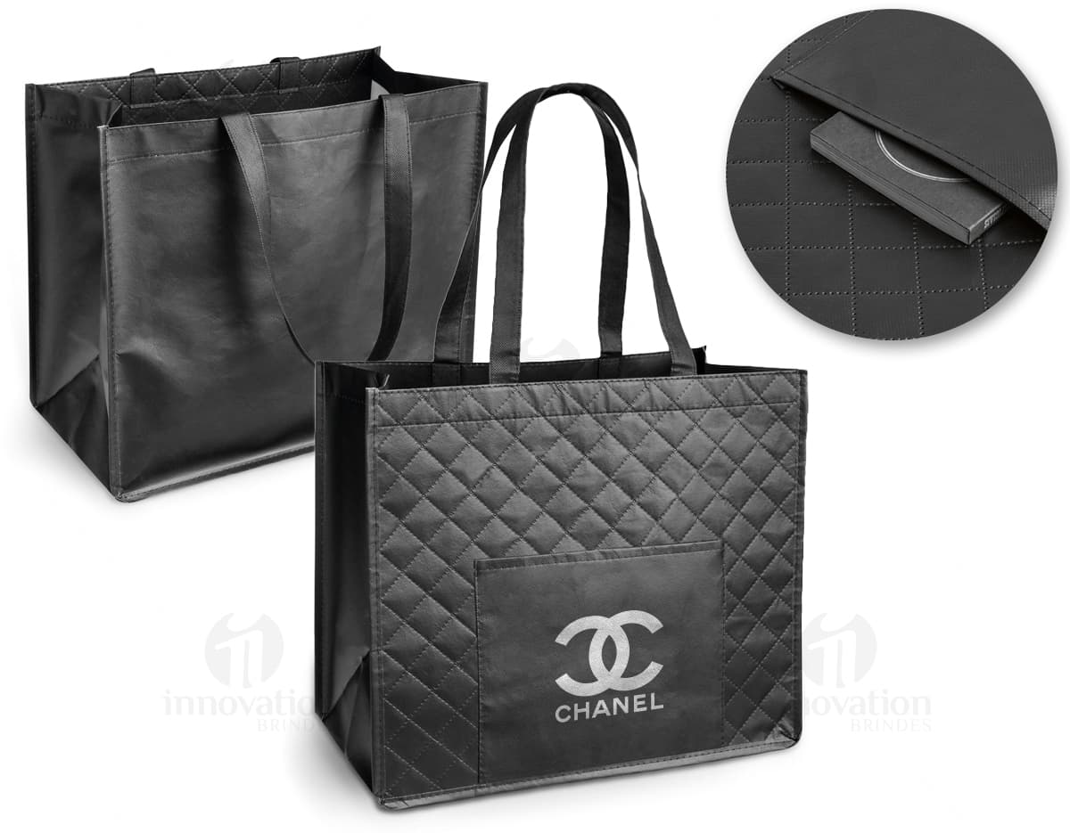 Sacola de couro marrom com fecho de metal e alças, modelo elegante e seguro para compras e transporte de objetos. Tamanho grande, ideal para compras no comércio local ou para uso pessoal. Elegante, moderna e resistente, essa sacola é perfeita para quem busca estilo e praticidade. Sacola de couro marrom com fecho de metal e alças, modelo elegante e seguro para compras e transporte de objetos. Tamanho grande, ideal para compras no comércio local ou para uso pessoal. Elegante, moderna e resistente, essa sacola é perfeita para quem busca estilo e praticidade.