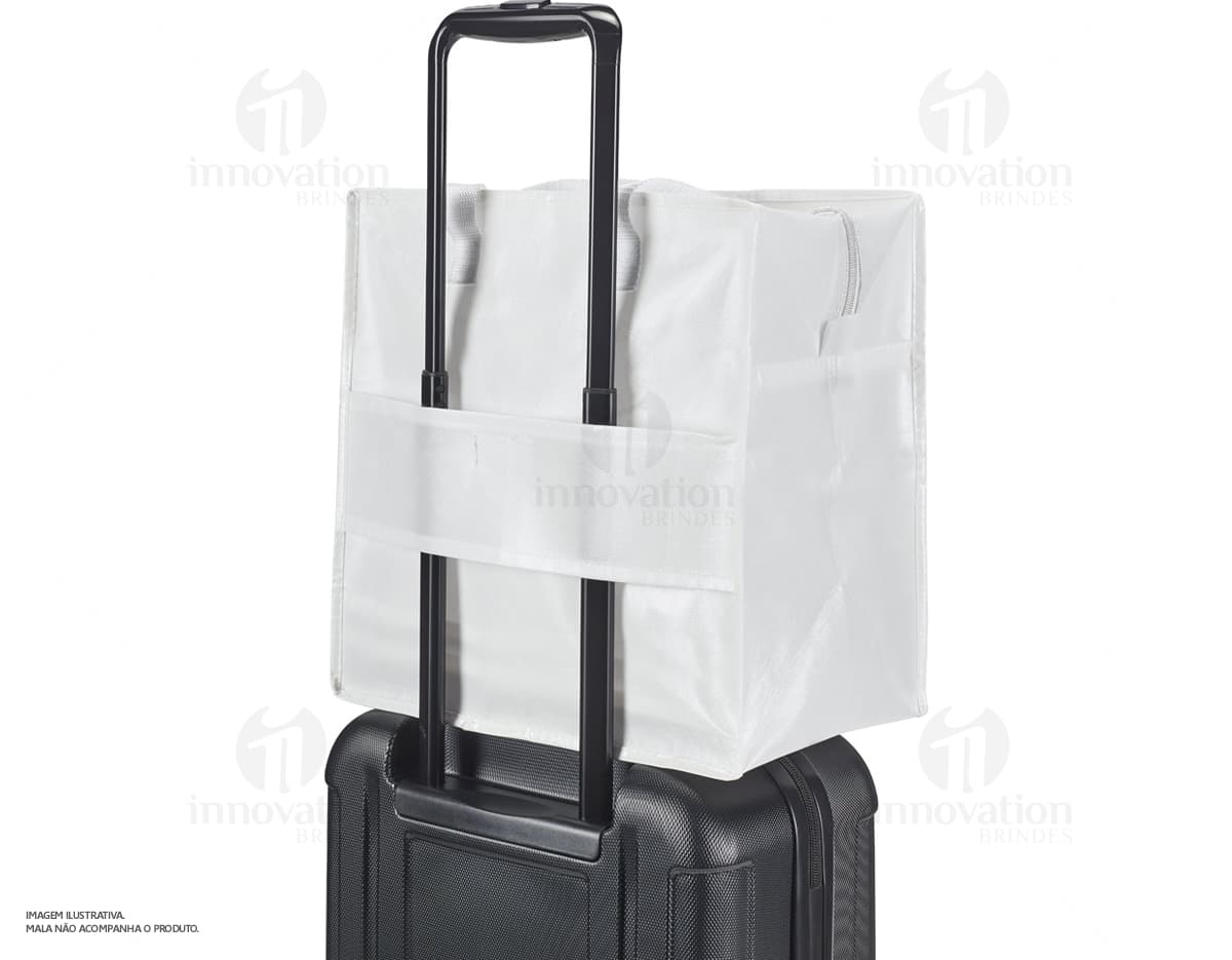 Kit com 6 porta copos em formato redondo, feitos de material resistente e com estampas coloridas de frutas. Kit com 6 porta copos em formato redondo, feitos de material resistente e com estampas coloridas de frutas.