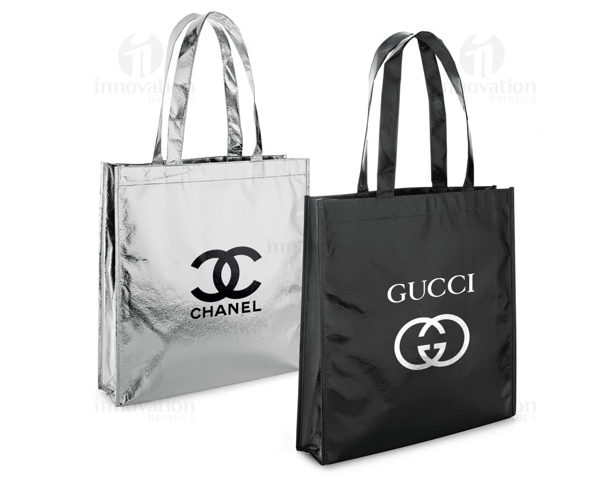 Sacola 340 x 350 mm na cor preta com alças reforçadas e design simples. Sacola 340 x 350 mm na cor preta com alças reforçadas e design simples.