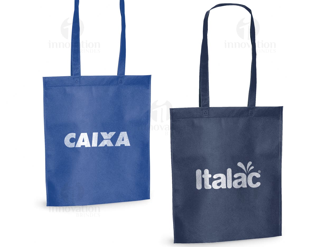 Sacola de compras em papel marrom, vazia e sem etiqueta. Tamanho 270 x 350 mm, com alça de transporte e design simples. Apropriada para embalagens de presentes, mercadorias e objetos diversos em lojas, supermercados e boutiques. Ideal para compras no varejo, com possibilidade de personalização com informações e símbolos. Sacola de compras em papel marrom, vazia e sem etiqueta. Tamanho 270 x 350 mm, com alça de transporte e design simples. Apropriada para embalagens de presentes, mercadorias e objetos diversos em lojas, supermercados e boutiques. Ideal para compras no varejo, com possibilidade de personalização com informações e símbolos.