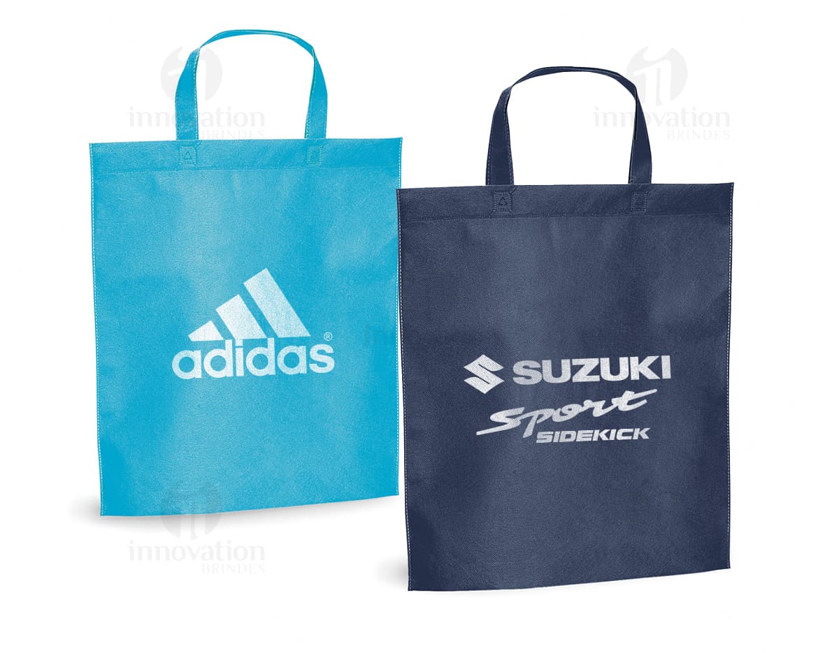 Sacola 340 x 350 mm na cor preta com alças reforçadas e design simples. Sacola 340 x 350 mm na cor preta com alças reforçadas e design simples.