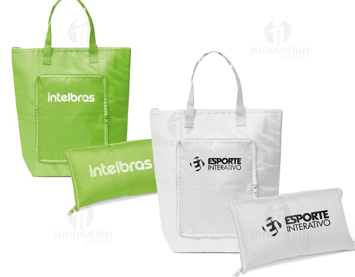 Bolsa térmica preta com dimensões de 400 x 440 mm. Bolsa térmica preta com dimensões de 400 x 440 mm.