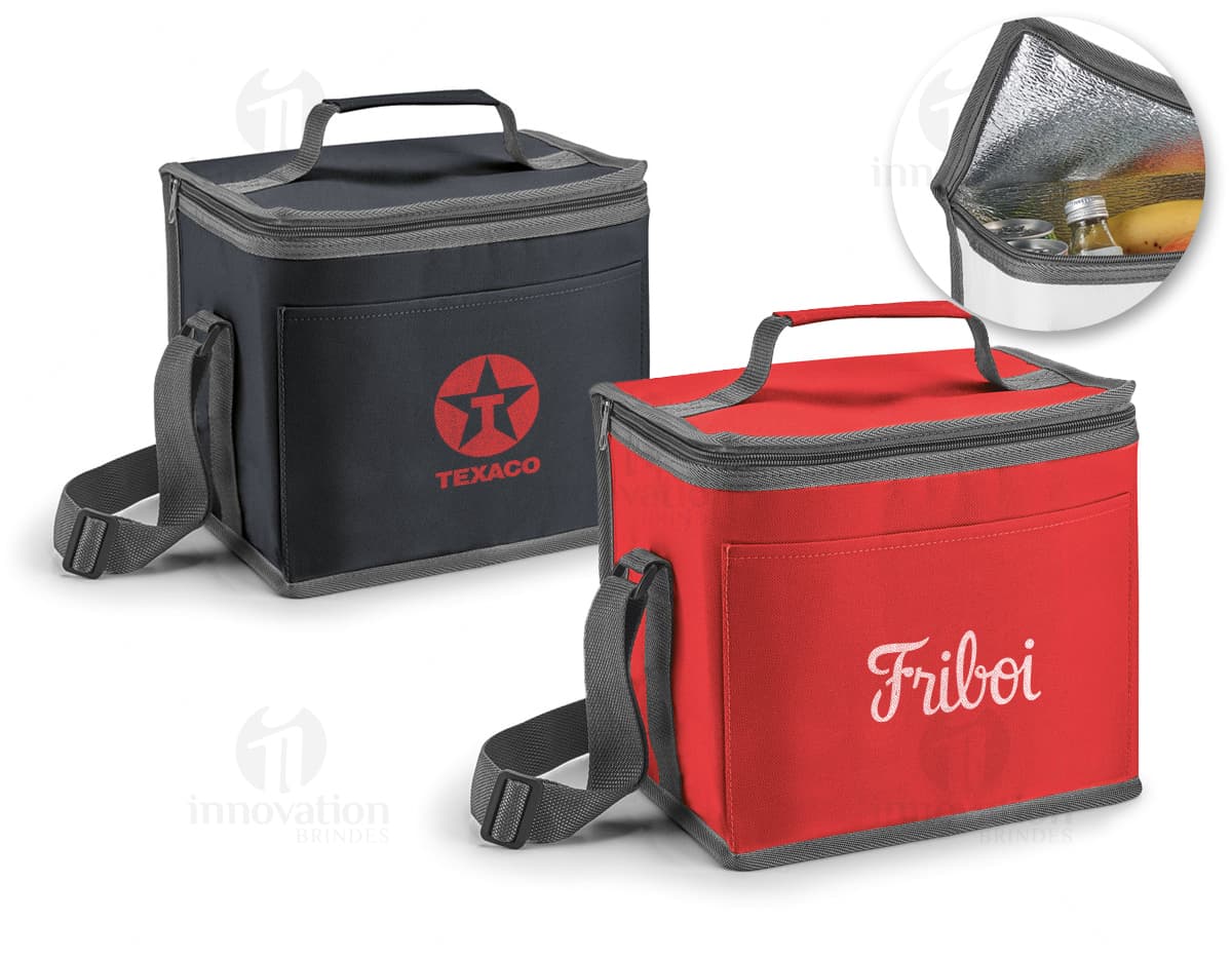 Bolsa térmica de 33 litros na cor azul, com alça de ombro e bolso frontal. Bolsa térmica de 33 litros na cor azul, com alça de ombro e bolso frontal.