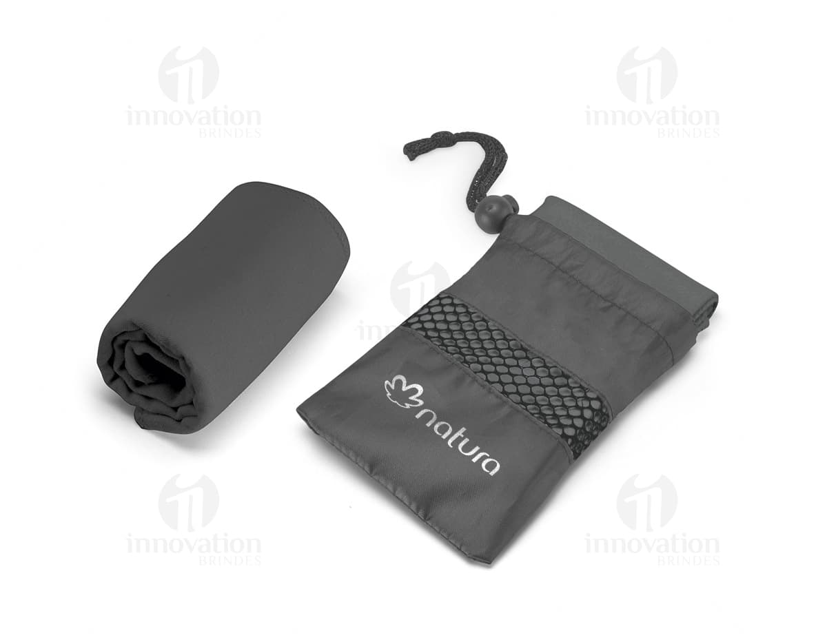 Kit contendo uma toalha de banho dobrada ao lado de uma garrafa de plástico transparente. Kit contendo uma toalha de banho dobrada ao lado de uma garrafa de plástico transparente.