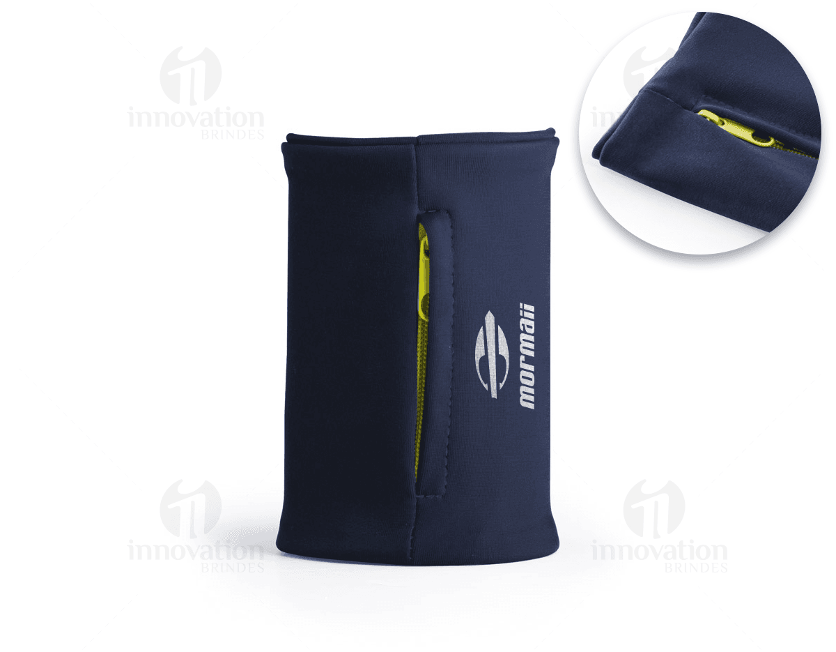 Fone de ouvido ajustável em metal prateado, moderno e design 3D. O dispositivo possui botões e símbolos cromados, e está posicionado em uma mesa de jantar com talheres de prata e pratos de vidro. A imagem reflete elementos de tecnologia e negócios, com características de utensílios de cozinha e utensílios de mesa. Fone de ouvido ajustável em metal prateado, moderno e design 3D. O dispositivo possui botões e símbolos cromados, e está posicionado em uma mesa de jantar com talheres de prata e pratos de vidro. A imagem reflete elementos de tecnologia e negócios, com características de utensílios de cozinha e utensílios de mesa.