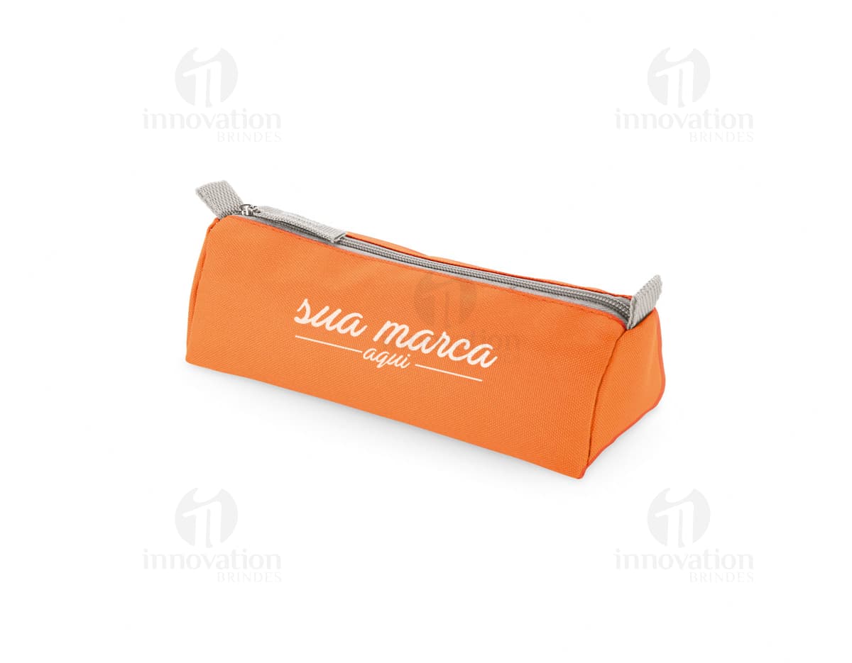 Kit com 6 porta copos em formato circular, feitos de material resistente e com estampas coloridas de animais da selva. Kit com 6 porta copos em formato circular, feitos de material resistente e com estampas coloridas de animais da selva.