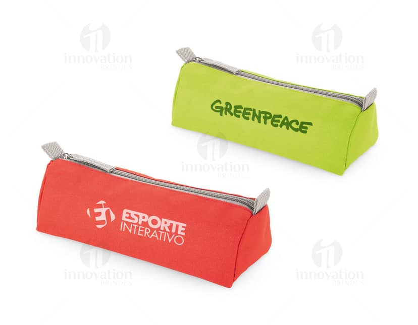 Kit com 6 porta copos em formato redondo nas cores azul, cinza e verde. Cada porta copo possui um design geométrico moderno em relevo.