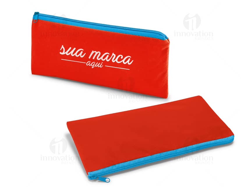 Kit com 6 porta copos em formato redondo, feitos de madeira com estampa colorida de diferentes padrões geométricos.