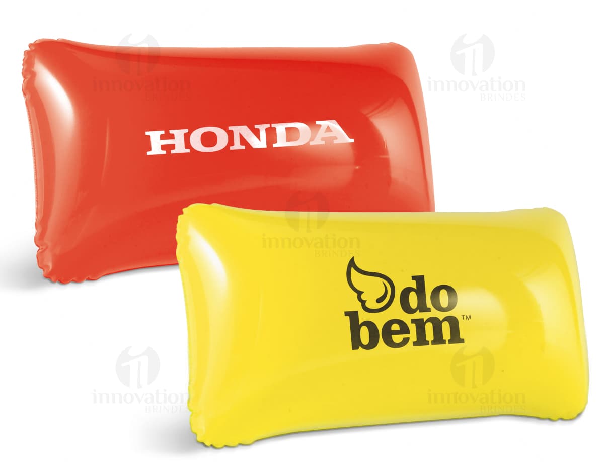 Sacola almofada inflável azul e branca, dobrada e compacta para transporte. Sacola almofada inflável azul e branca, dobrada e compacta para transporte.