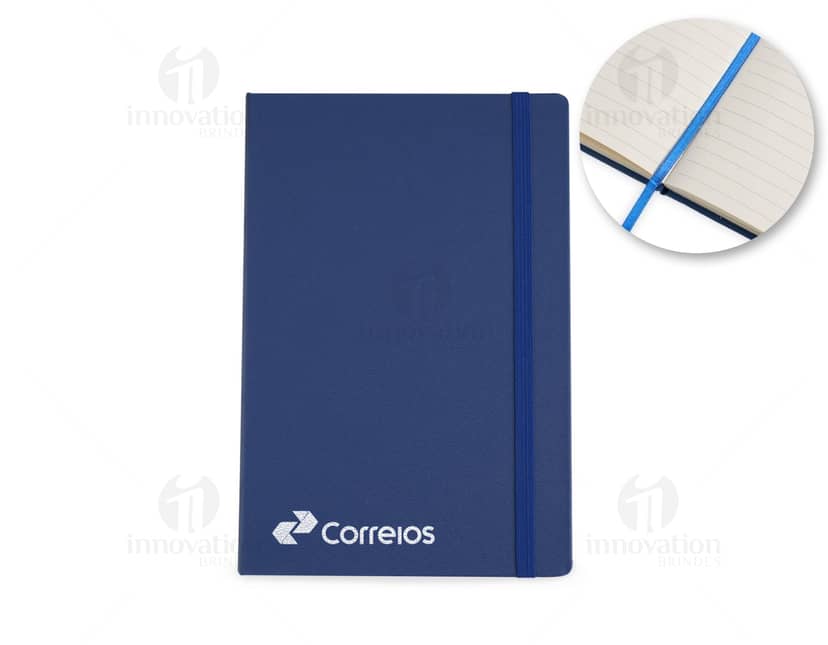 Caderneta Moleskine de couro sintético 80 em branco, em cima de um papel timbrado, no escritório, vazio, para escrever mensagens ou notas.