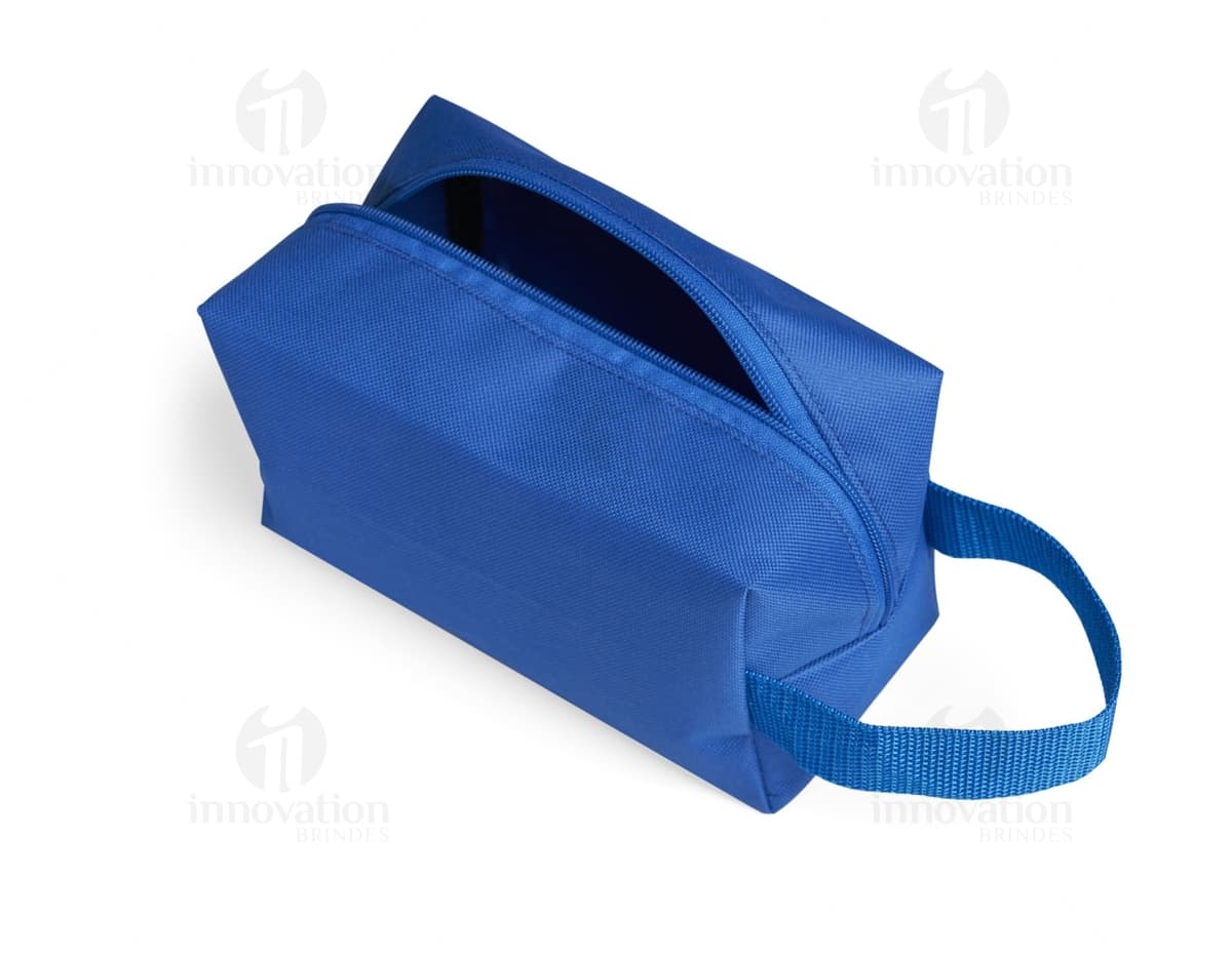 Kit carregador de USB e cabo em cores preta e branca em fundo branco. Kit carregador de USB e cabo em cores preta e branca em fundo branco.