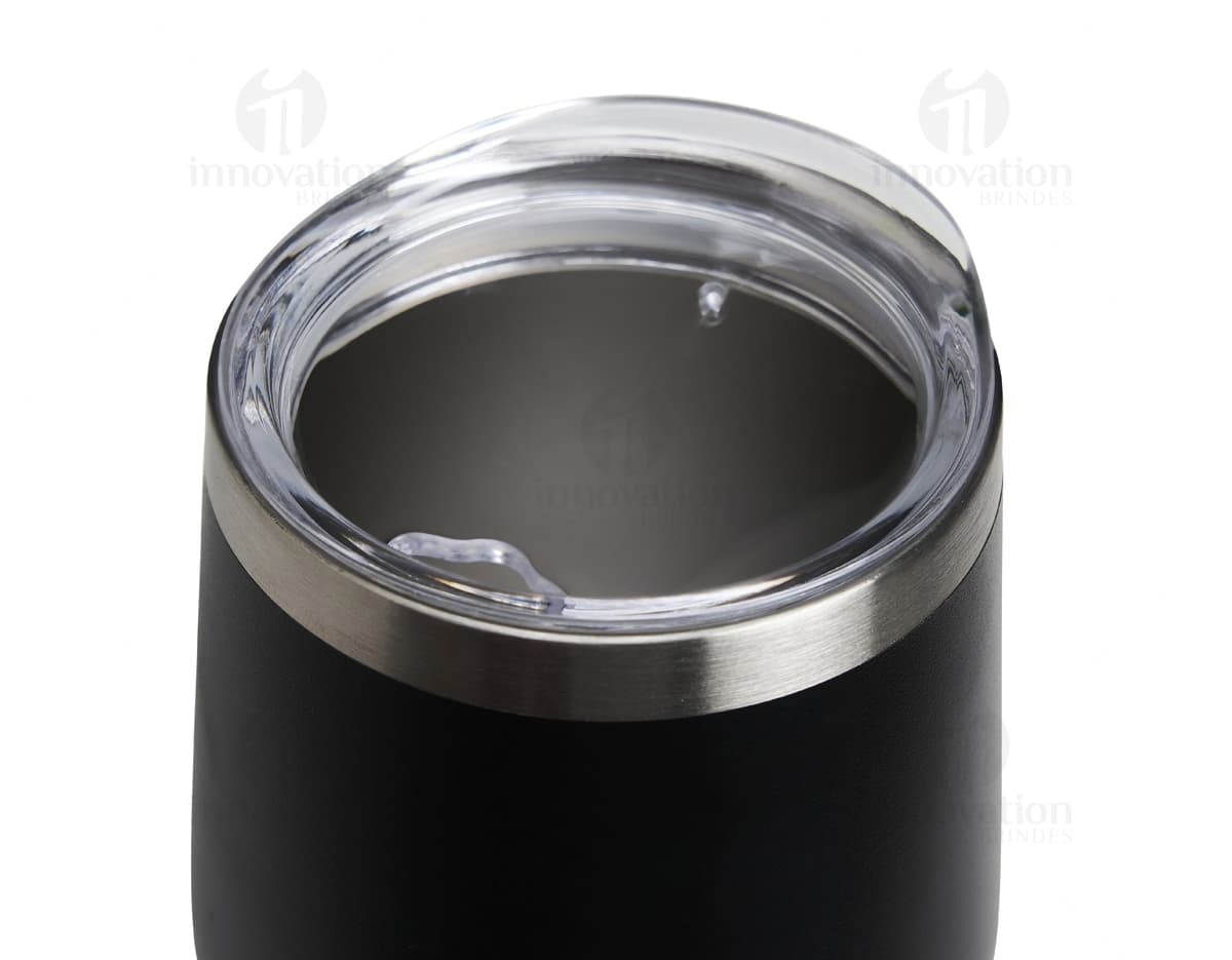 Kit com 6 porta copos em formato circular, feitos em material resistente e com estampas coloridas de animais da floresta. Kit com 6 porta copos em formato circular, feitos em material resistente e com estampas coloridas de animais da floresta.