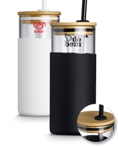 Kit com 6 porta copos coloridos em formato quadrado, feitos de material resistente para proteger superfícies de mesas e balcões. Kit com 6 porta copos coloridos em formato quadrado, feitos de material resistente para proteger superfícies de mesas e balcões.