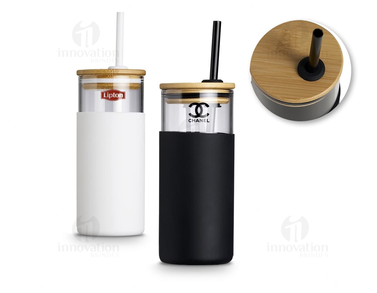 Produto de pasta de couro sintético na cor marrom, com um compartimento externo para celular na parte frontal. Produto de pasta de couro sintético na cor marrom, com um compartimento externo para celular na parte frontal.