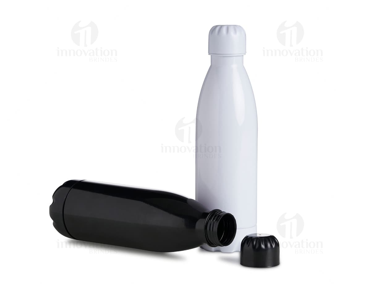 Garrafa plástica de 700ml com tampa rosqueável. Garrafa plástica de 700ml com tampa rosqueável.