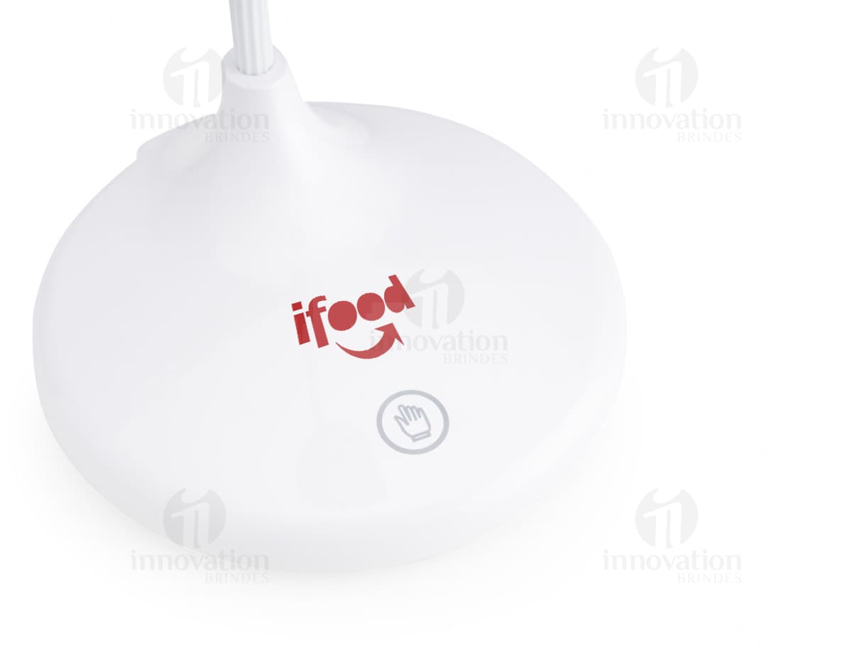 Luminária fora de linha em formato de globo, com base de metal dourado e cúpula de vidro transparente. Luminária fora de linha em formato de globo, com base de metal dourado e cúpula de vidro transparente.