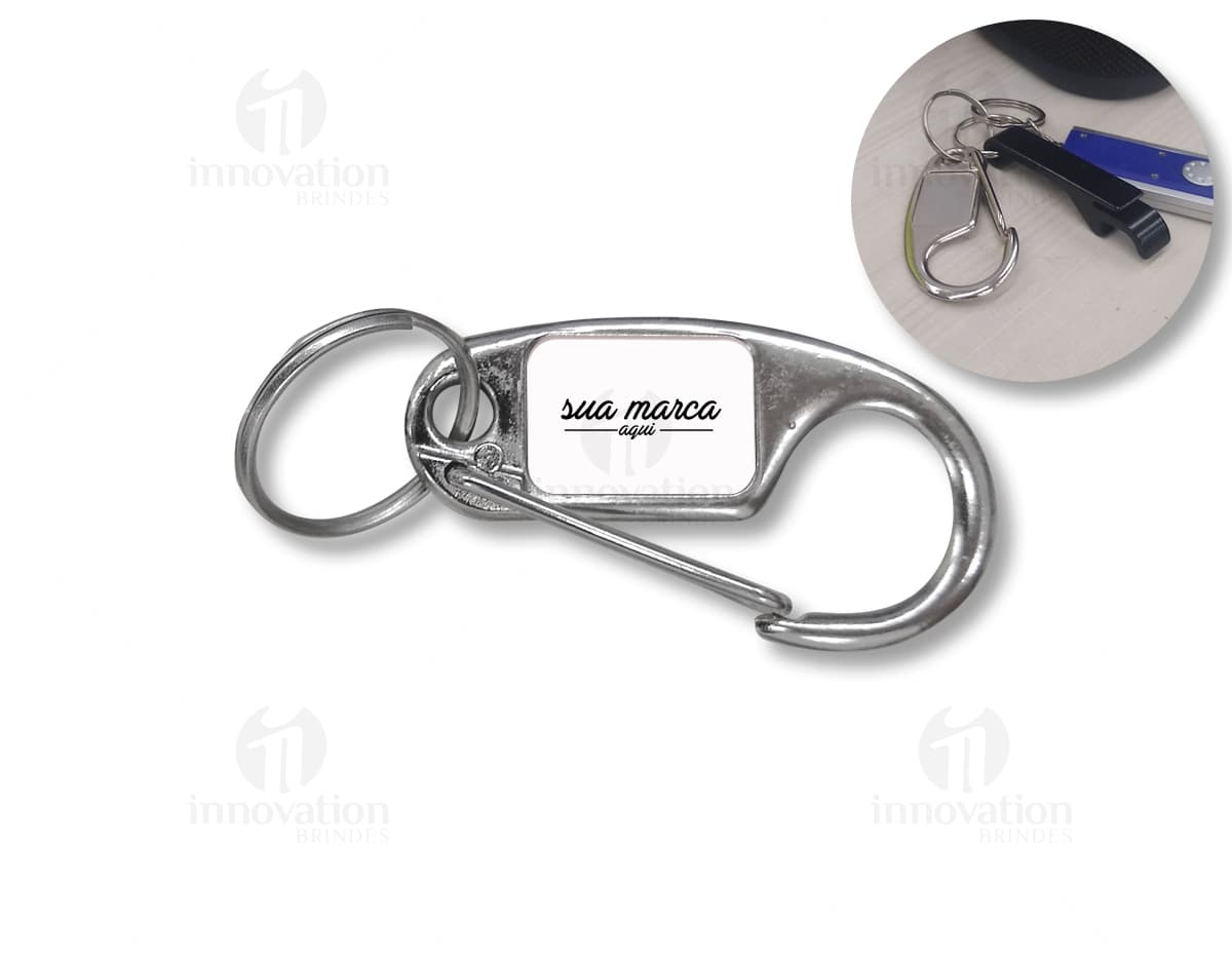 Chaveiro Mosquetão em Metal de cor prateada, com design compacto e resistente. Chaveiro Mosquetão em Metal de cor prateada, com design compacto e resistente.