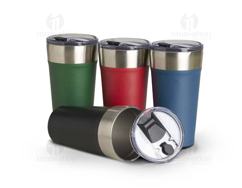 Kit com 6 porta copos em formato redondo, feitos de cortiça e estampados com desenhos de frutas coloridas. Cada porta copo tem aproximadamente 10 cm de diâmetro.