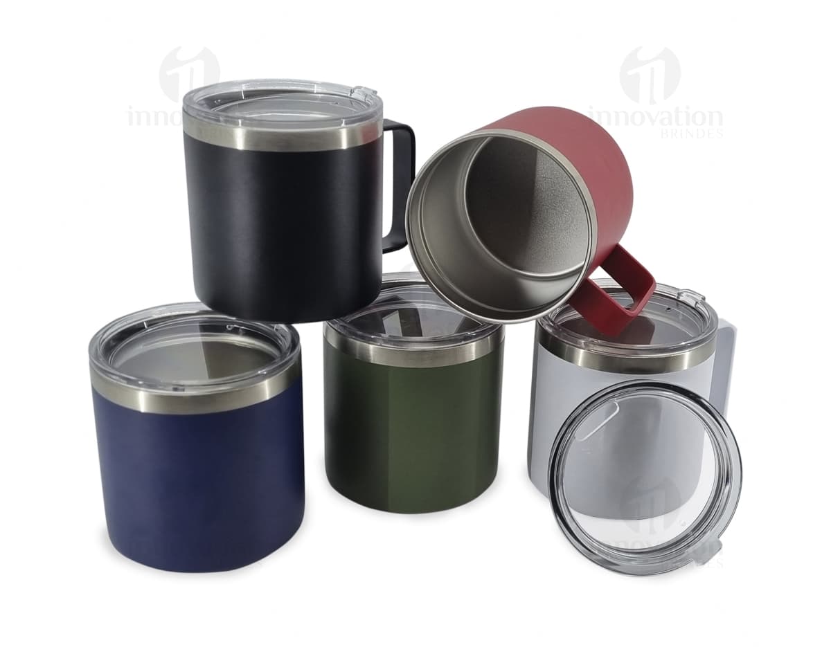 Caneca térmica de 450ml em cor sólida, parede dupla e tampa com fechamento seguro. Caneca térmica de 450ml em cor sólida, parede dupla e tampa com fechamento seguro.