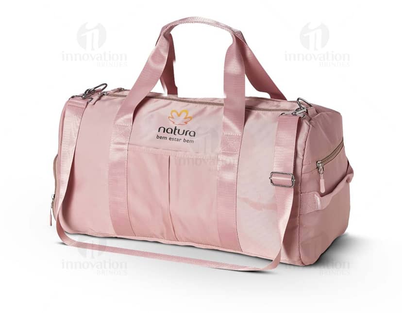 Mochila notebook 900D sintético USB preta com diversos compartimentos e entrada USB para carregamento de dispositivos eletrônicos.