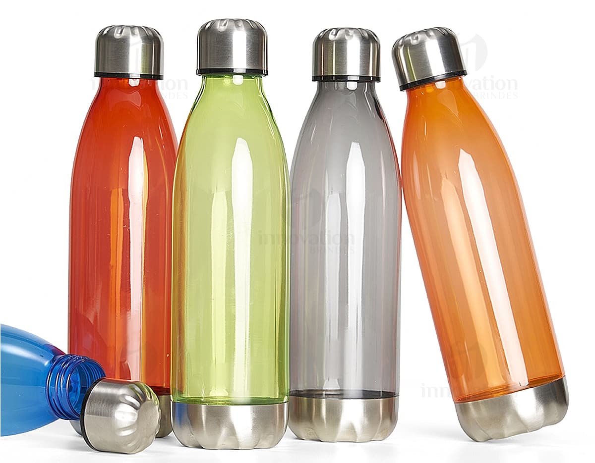 squeeze plástico 700ml com tampa de alumínio, em um fundo branco. squeeze plástico 700ml com tampa de alumínio, em um fundo branco.