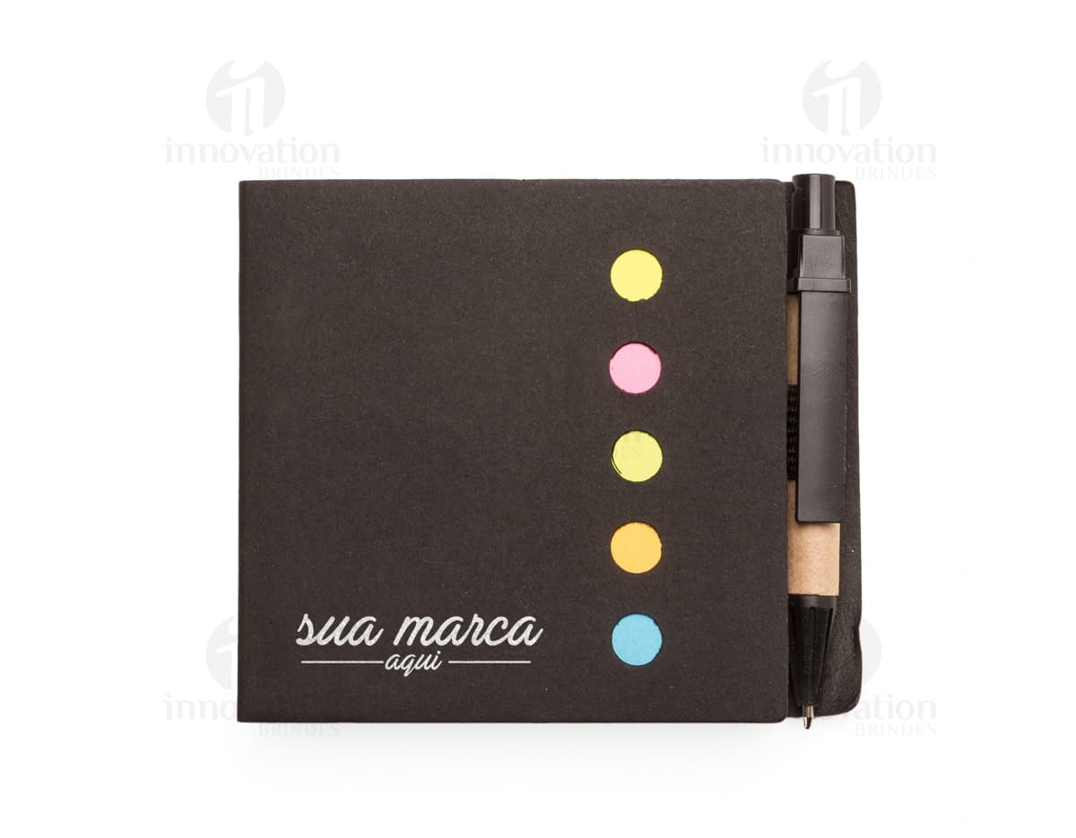 Seis porta copos de diferentes estampas em forma circular sobre uma mesa de madeira. Seis porta copos de diferentes estampas em forma circular sobre uma mesa de madeira.