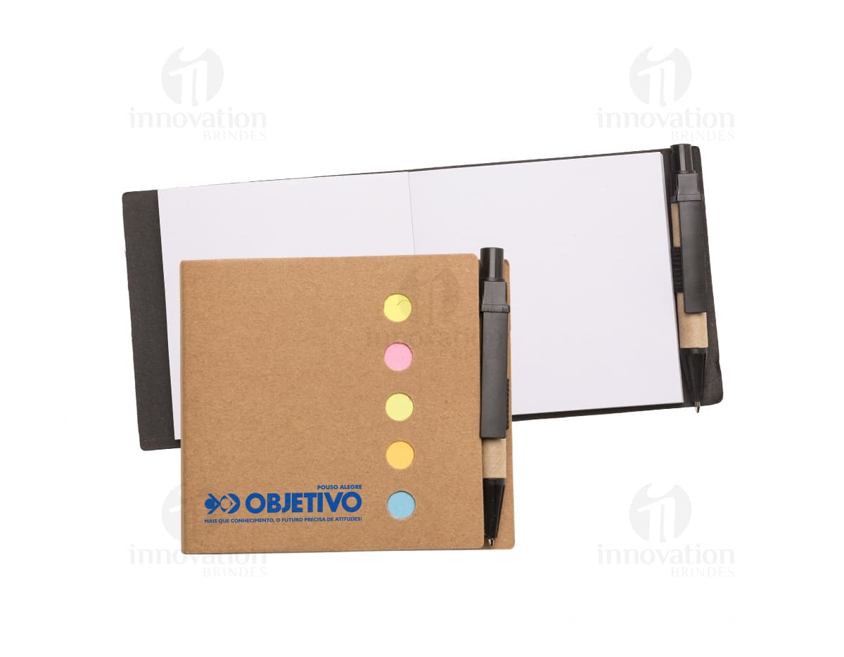 Kit com 6 porta copos em formato quadrado, feitos de madeira resistente e com estampa de plantas tropicais em tons de verde e amarelo. Kit com 6 porta copos em formato quadrado, feitos de madeira resistente e com estampa de plantas tropicais em tons de verde e amarelo.