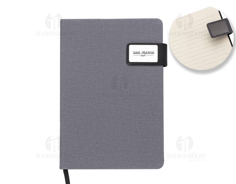 caderno com autoadesivos em várias cores e tamanhos, destacando-se em cima de uma mesa branca.