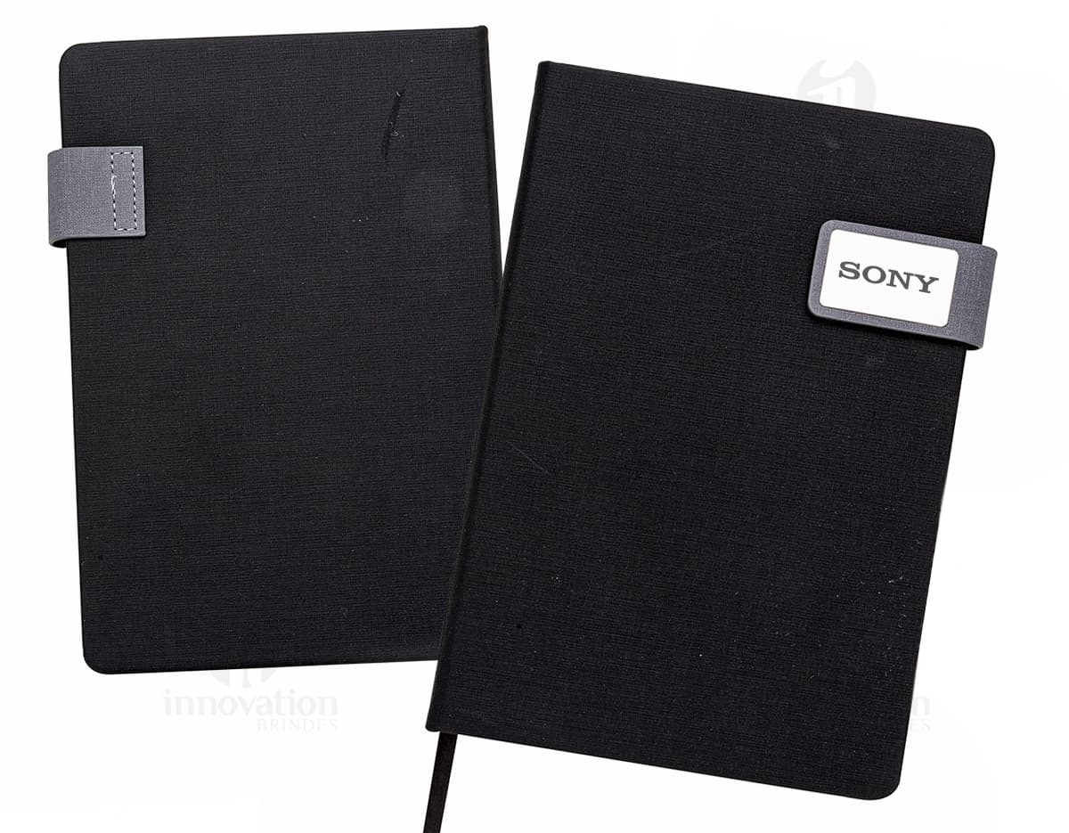 Caderno de capa dura com 192 páginas. Caderno de capa dura com 192 páginas.