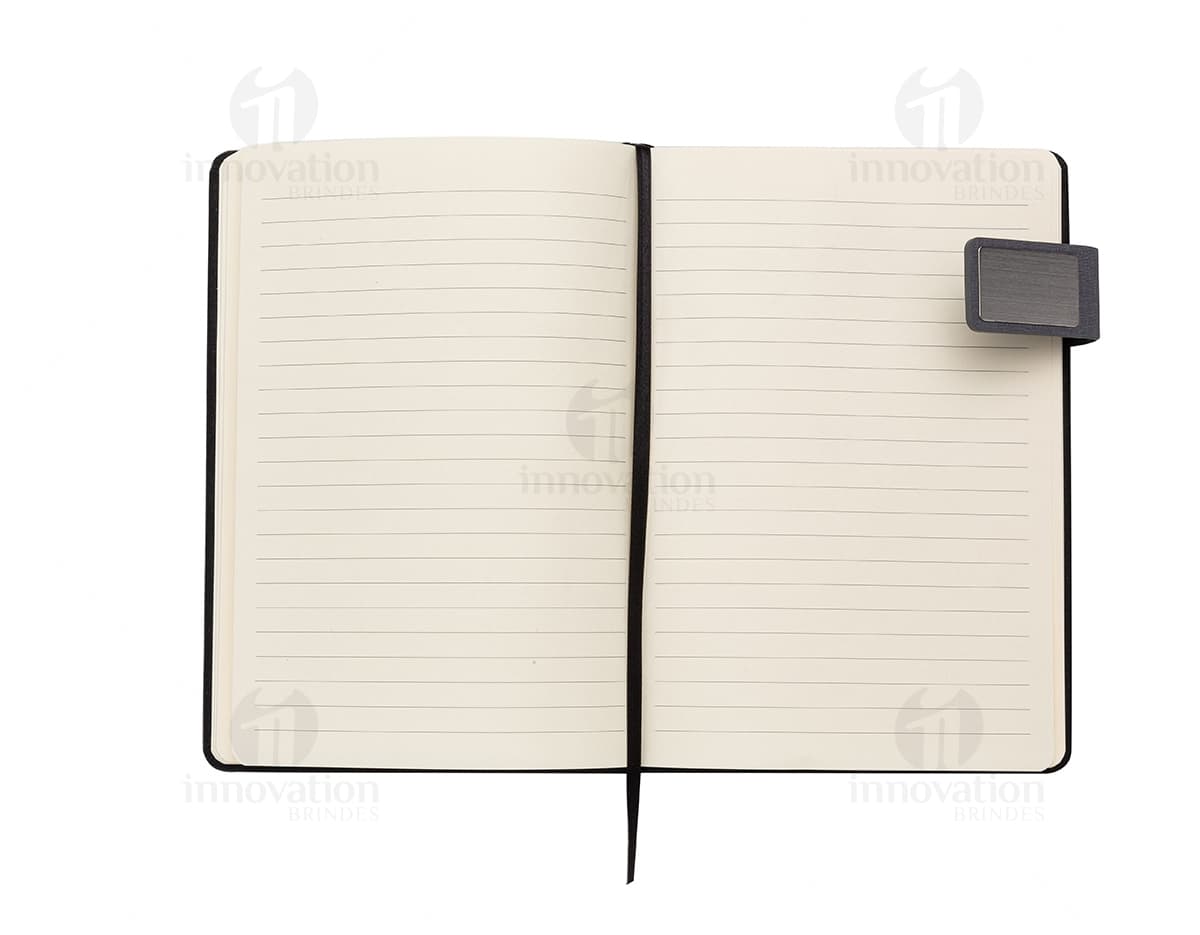 Caderno com fecho magnético preto e liso. Caderno com fecho magnético preto e liso.