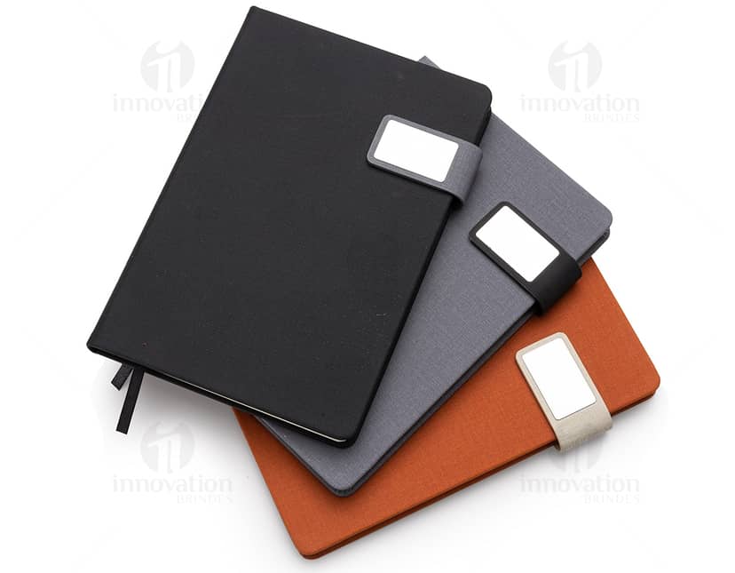 Kit com 6 porta copos em formato redondo, feitos de acrílico transparente e com design moderno. Cada porta copo possui 10cm de diâmetro e vem com uma base antiderrapante para evitar deslizes. Os porta copos são ideais para proteger mesas e superfícies de manchas causadas por copos e canecas.