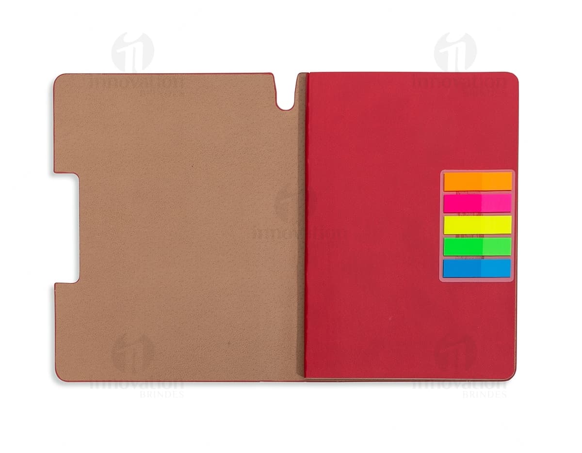 Caderno com autoadesivo colorido contendo várias folhas de papel e diferentes tamanhos de etiquetas adesivas em destaque. Caderno com autoadesivo colorido contendo várias folhas de papel e diferentes tamanhos de etiquetas adesivas em destaque.